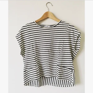  - Randig t-shirt i lite tjockare bommulsmaterial från Zara. Kortare fram och längre bak. I bra skick och storlek small.