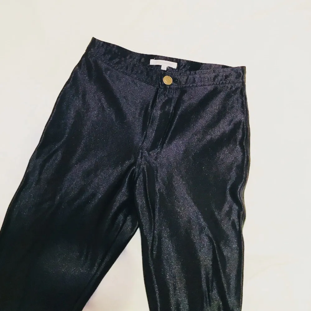 Svarta disco pants från Glamorous. Väl använda men mycket bra skick! Små fickor bak som på American Apparels original-byxa.. Jeans & Byxor.