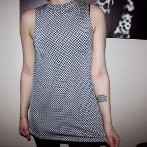  - Helt oanvänt mönstrar pololinne från Gina Tricot. Storlek small.  Frakt 30kr. Betalas gärna med swish