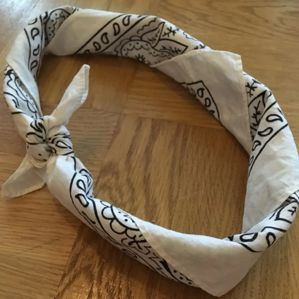 klassisk bandana. går att använda som accessoar på många olika sätt, men jag brukade rulla ihop den som på sista bilden och ha som ett hårband till rött läppstift och eyeliner. kmr lägga upp många annonser närmsta tiden och ju fler plagg du vill ha, desto större mängdrabatt får du. möts upp i sthlm eller skickar om du betalar frakten.. Accessoarer.