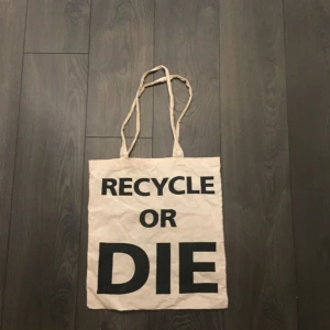  - Kaxig tygpåse med tryck