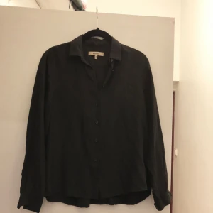  - Svart skjorta i silke från Whyred. Modell: Karolina  Fint skick.  Nypris ca 1500kr  Passar stl 34-36  