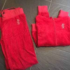 Röd mjukisdress från Juicy Couture med guldiga detaljer. Utsvängda byxor. Storlek S på tröjan och XS på byxorna. 
