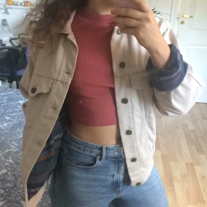  - Retro Levis denim jacka med foder. Funkar super som höstjackan då den är varm och bekväm! 