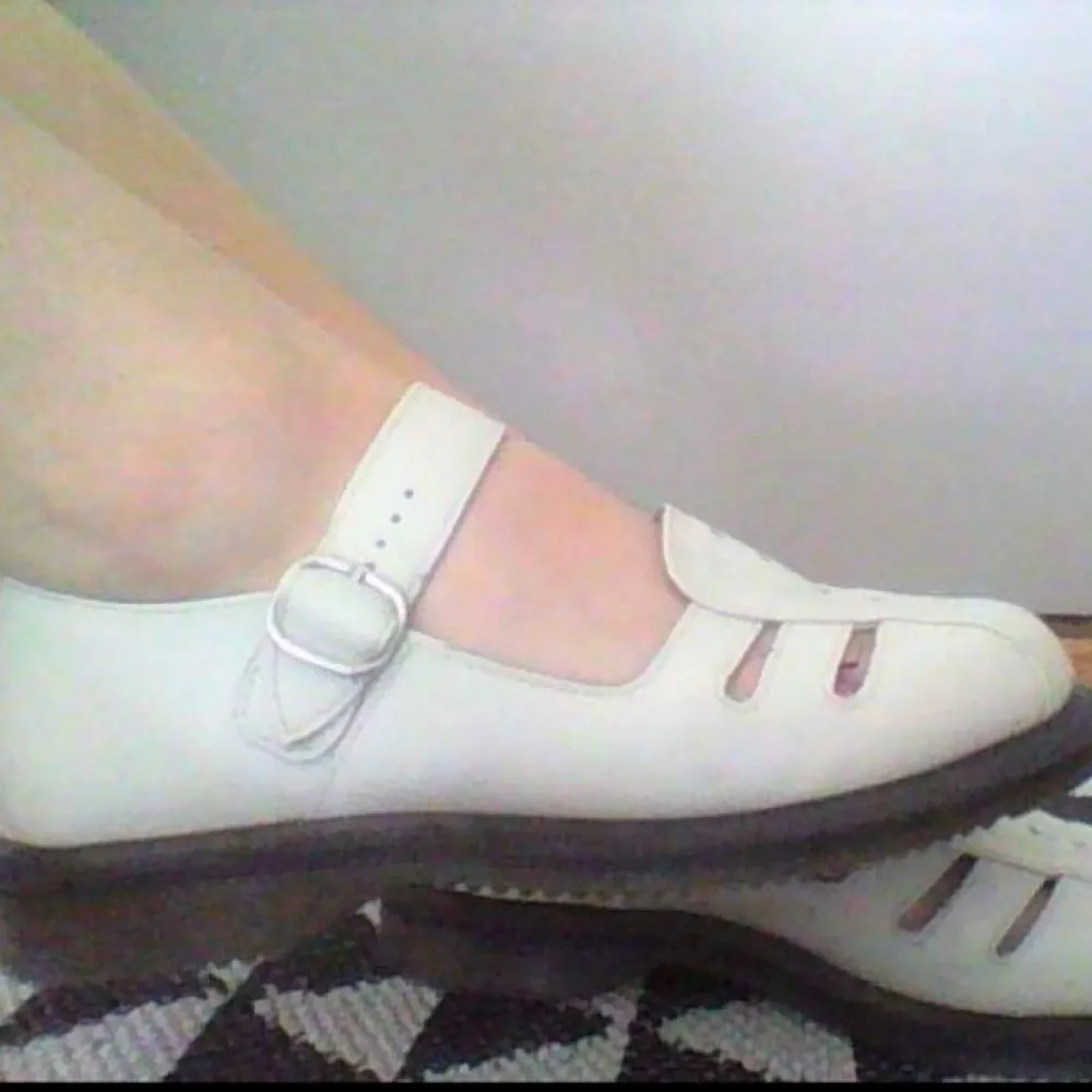 Vita Dr. Martens sandaler. Himla fina men kmr inte till användning. Jag har storlek 37, dessa är 36 men fungerar på mig🌸🌸frakt inkluderat. Skor.