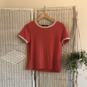  - Röd T-shirt med vita kanter! 
