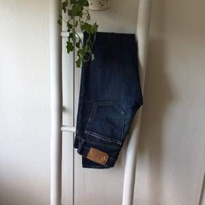 Tighta, låga jeans. Snygg passform med klassisk blå jeansfärg. Säljer på grund att dom blivit för små. Ursprungligt pris ca 1800 kr. Bra skick! 