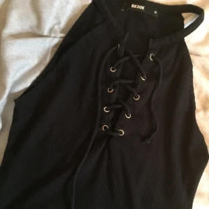  - Snygg croptop med snörning! 50 kr pp🌸