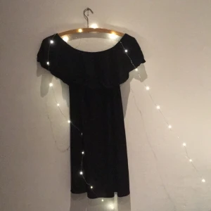  - Singoalla-klänning från Bershka. Stretchigt tyg vid axlarna så att man kan ha den båda nedanför och som vanligt på axlarna. Frakt tillkommer🤓