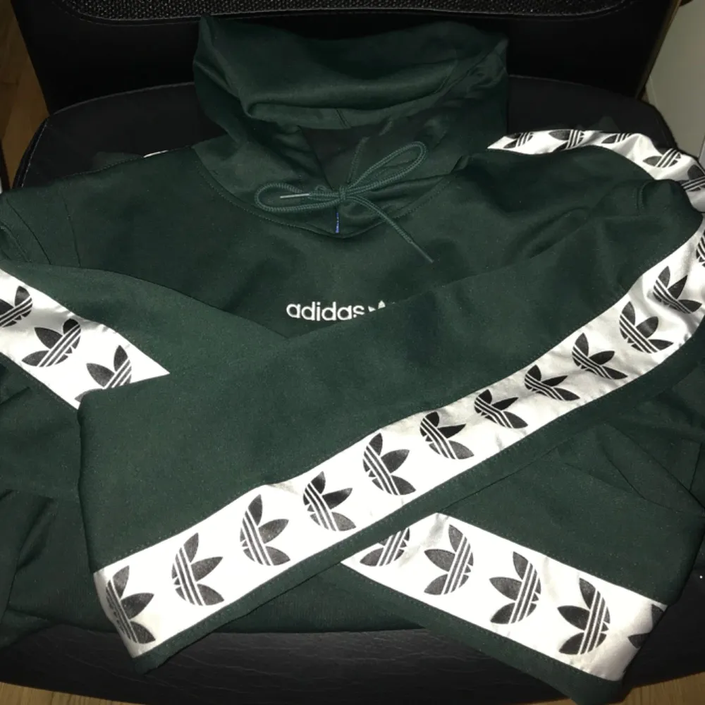 Sparsamt använd Adidas hoodie i mörkgrön färg.  Nuvarande Högsta bud: 500kr.   Köp direkt: 750. Hoodies.