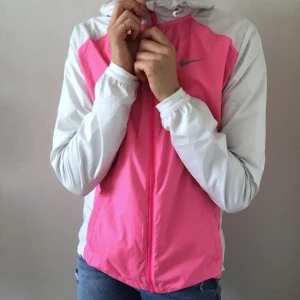  - Helt oanvänd Nike träningsjacka.  Fick den av en kompis men kommer inte att använda den så jag har en redan. 