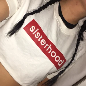  - Tröja som jag klippt till croped. köpt från lager157 därav priset. frakt till kommer på 20 kr. insydd på båda sidorna för bättre passform