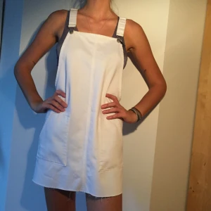  - Vit jeansklänning i snickarbyxastil. Oanvända och inköpspris 480kr/styck. Båda har alla lappar kvar. Köpta på Topshop men hann aldrig returneras. En är storlek 36 och en 38 :) Betala helst med swish och du står själv för frakt. Hämtas annars i Helsingborg! 