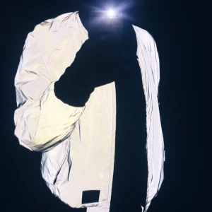  - Bomberjacka i reflexmaterial från ÖA i samarbete med IF. Strl L, men känns mer som en M/40. Lätt material, ryms att ha en tjocktröja under. I nyskick.  500 :- (Nypris 1000 kr) Finns i Sthlm, köparen står för ev. frakt.