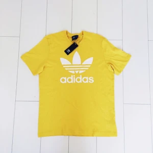  - 🔥 Gul adidas t-shirt 🔥 aldrig använd med prislappen kvar, köptes för ett par månader sen för 300 men den har bara blivit liggandes. Köpare betalar för eventuell frakt.