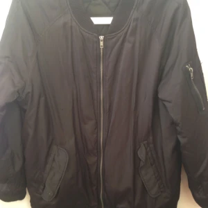  - Varm och skönt svart bomberjacka. Kan användas med varma tjocktröjor under. Funkar höst som vår och vinterjacka! Inköpt på monki för ca 5 år sedan. 
