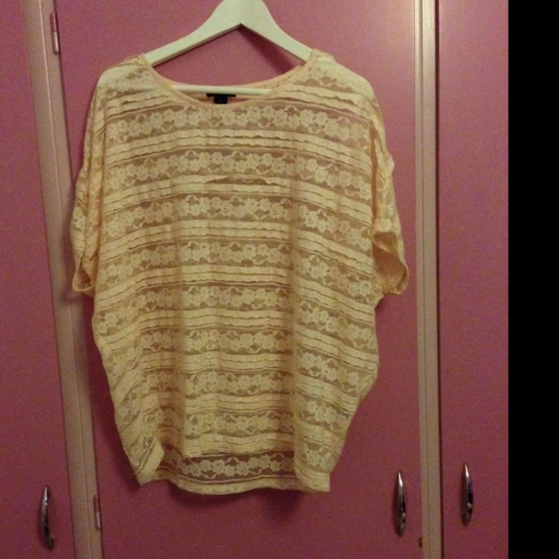 Spetsblus från new yorker, lite trasig nertill men inget man märker! - 1384369515