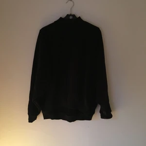  - Svart polo-tröja från Monki. Använd en gång. Lös passform och funkar bra som tjocktröja. 