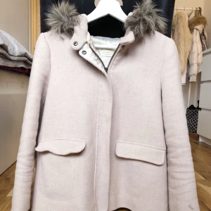  - Ljusrosa/beige kappa i storlek 164 men passar mig som vanligtvis har XS/S. Från Zara Girls. Använd max 5 gånger, men finns en liten fläck på vänstra armen som syns på andra bilden. 