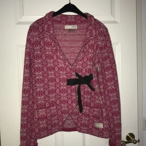  - Använd endast ett fåtal gånger, fickorna är ej öppnade.  Oddmolly kofta i ull, perfekt till vintern. Pris kan diskuteras, tar endast swish & kan frakta. Mer bilder kan skickas. 