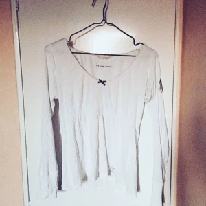  - Säljer min vita ODD MOLLY tröja, har ett hål i armhålan men det syns ej om man inte håller armarna rakt upp (lätt att laga), därav priset! 