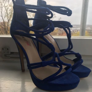  - Jättefina klackar i en underbar blå färg, endast testade. Känns mer som strl 39. 