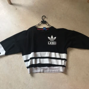  - Snygg tröja från Adidas. Använd ett fåtal gånger, aningen stor i storleken. 