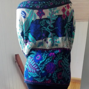  - Oversized vintage tröja med blommönster. Varm och mysig på höst/vinterhalvåret! Storlek 46, bäraren på bilden är 159cm lång och har storlek S/M.