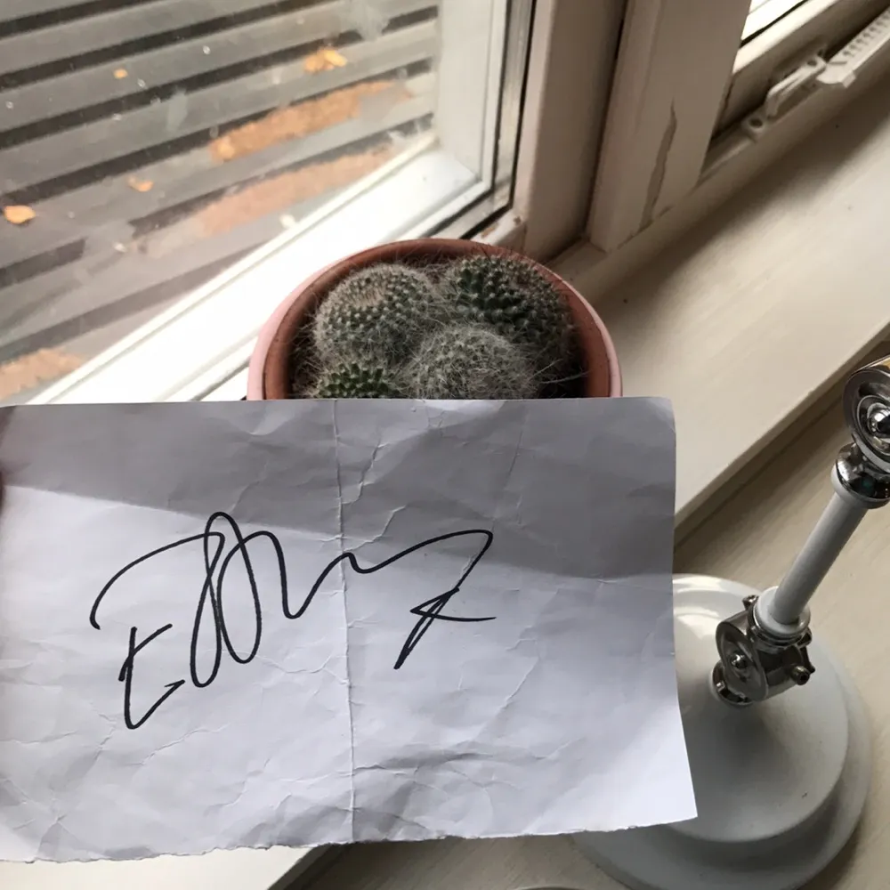 Ed Sheeran autograf som han handskrev till mig när han var på rix.fm festival 2014. Vill verkligen inte sälja men är i stort behov av pengar så om någon kommer med ett bra bud så säljer jag. Övrigt.