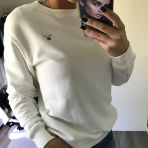  - Säljer en gant sweatshirt som aldrig har använts!   Storlek 164 men passar mig som har xs och skulle nog sitta bäst på någon som bär S. Inga hål eller liknande.  Passar både tjej och kille, alltså unisex.