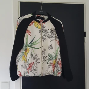  - Snygg slutsåld "bomber" från Zara som tyvärr bara blir hängandes i garderoben. 🌼