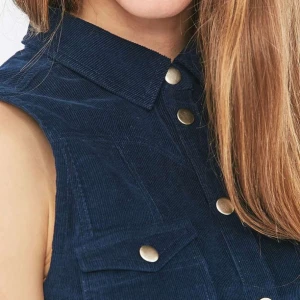  - Marinblå manchester-klänning från Urban Outfitters. Nypris 600 kr. Sparsamt använd två gånger, som ny. Jättefin till hösten och vintern med en långärmad tröja under och strumpbyxor 🌸