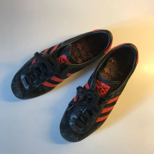  - Adidas London sneakers i trevligt begagnat skick. Hämtas i Uppsala eller kan skickas spårbart för 53 SEK Storlek: 39 1/3 EU 6 1/2 US 6 UK 