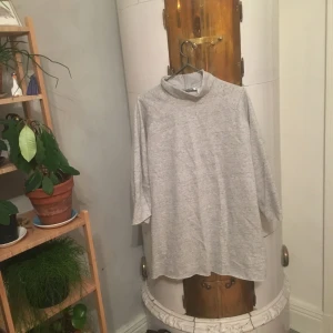  - Polo från Monki, funkar som tröja eller kort klänning. Stört mjuk inuti. Supervarm