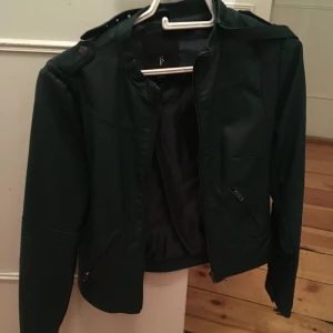  - Mörkgrön skinnjacka 