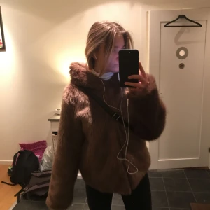  - Fuskpäls från bikbok, köpt för 3 månader sen aldrig använd :) lite oversized storlek xs men fungerar upp till m också, med luva och fickor <3 varm o skön i vinter🤙