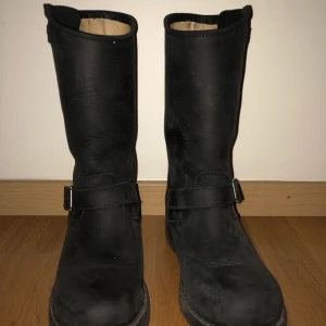 Johnny bulls kängor - Svarta mellanhöga Johnny bulls i strl 38. Använda 2 ggr pga för små Ny pris:1300 Mitt pris:600 eller mindre 