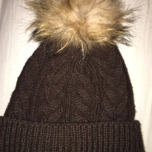  - Äkta päls.Säljer denna mössa från en butik i Malmö city. Köpte den förra vintern och har använt den endast ett fåtal gånger då färgen inte passar mig. 