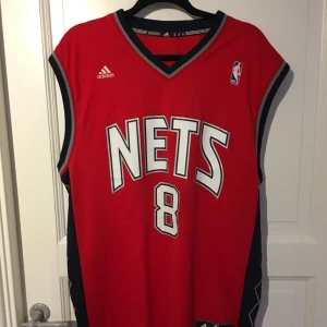  - Äkta NBA basketlinne köpt i USA, originalpris 500kr. Knappt använd och därav mycket bra skick! 