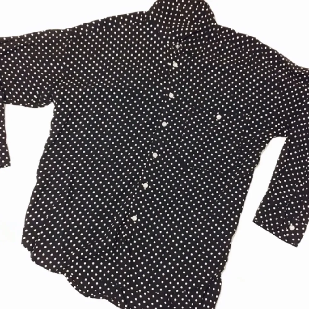 Helt ny skjort från pop med möster utav små vita prickar i det mörkblåa tyget som är utav ett tunnare rayon tyg (silke)  Skjortan kortare sydd i stilen. . Skjortor.