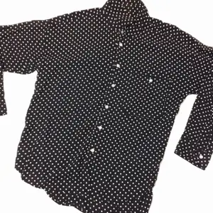 Helt ny skjort från pop med möster utav små vita prickar i det mörkblåa tyget som är utav ett tunnare rayon tyg (silke)  Skjortan kortare sydd i stilen. 