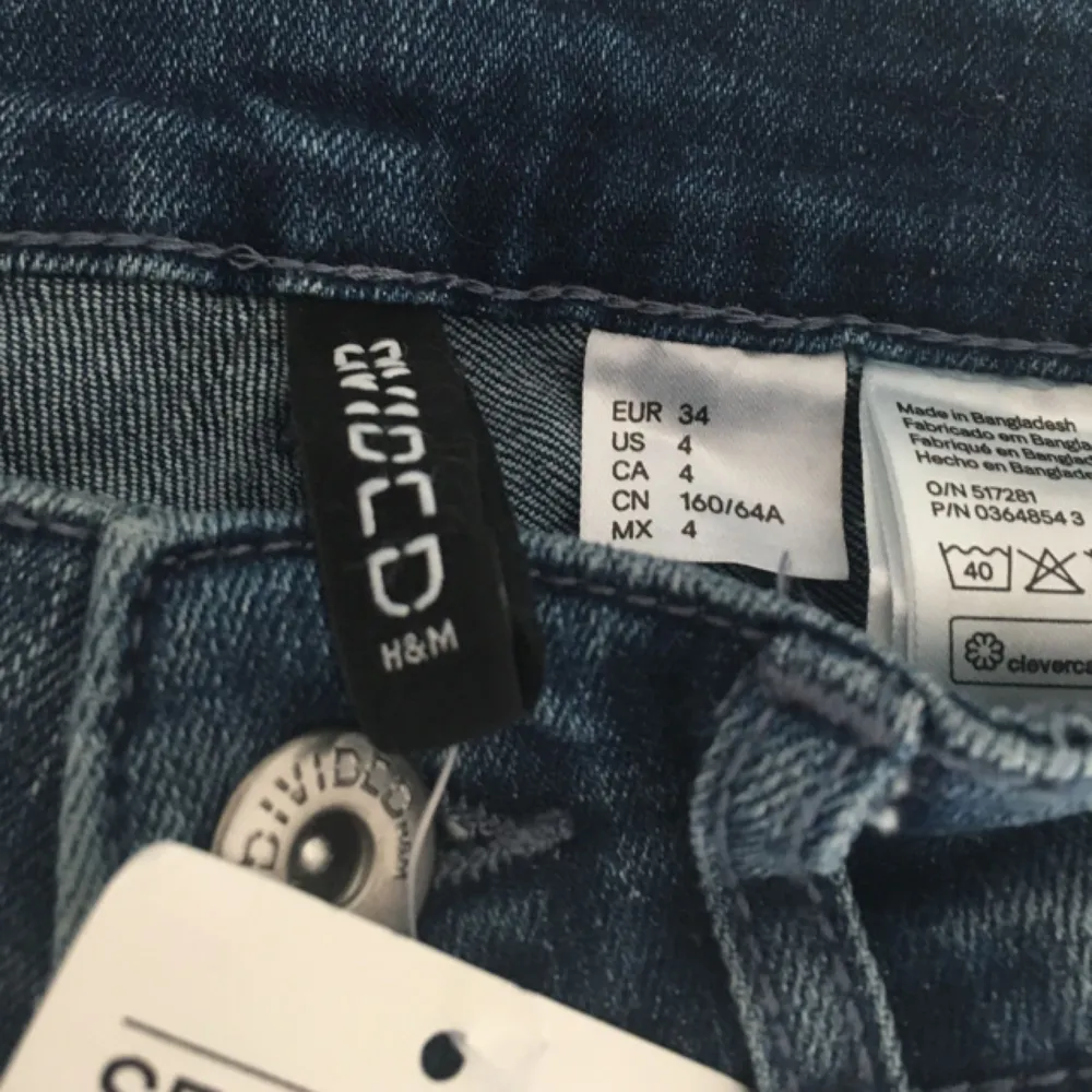 Tighta jeans från H&M Divided med låg-normal midja. Jättebekväma och sitter även perfekt tight vid anklarna. Helt oanvända med lappen kvar pga lite för små. Strl 34. Frakt 63 kr! . Jeans & Byxor.