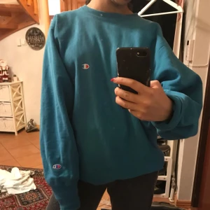  - En Champion sweatshirt som jag köpte på Beyond Retro för ett par veckor sedan. Storlek X-Large och själv är jag storlek Small och passformen är skitnajs om du tycker om lite loose passform! Färgen är turkos.