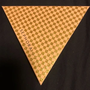  - Snygg medelstor ögonskuggapalett från Sephora. Endast swatchad för bilder. Pigmenterade neutrala färger! Köptes för 125kr.