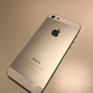  - iPhone 5 i bra skick, funkar precis som den ska :) pris kan diskuteras vid snabb affär