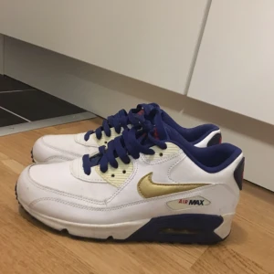  - Air max 90 aldrig använda!!  Jätte fina! Storlek 38  Nypris är 1299:- 