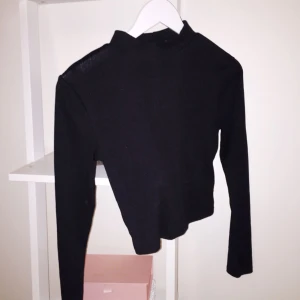  - Svart croptop, helt oanvänd🌸