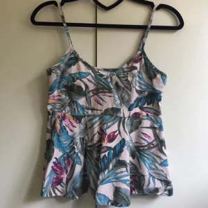  - Väldigt gulligt litet linne. Använt det en gång. (Skulle köpt m) 