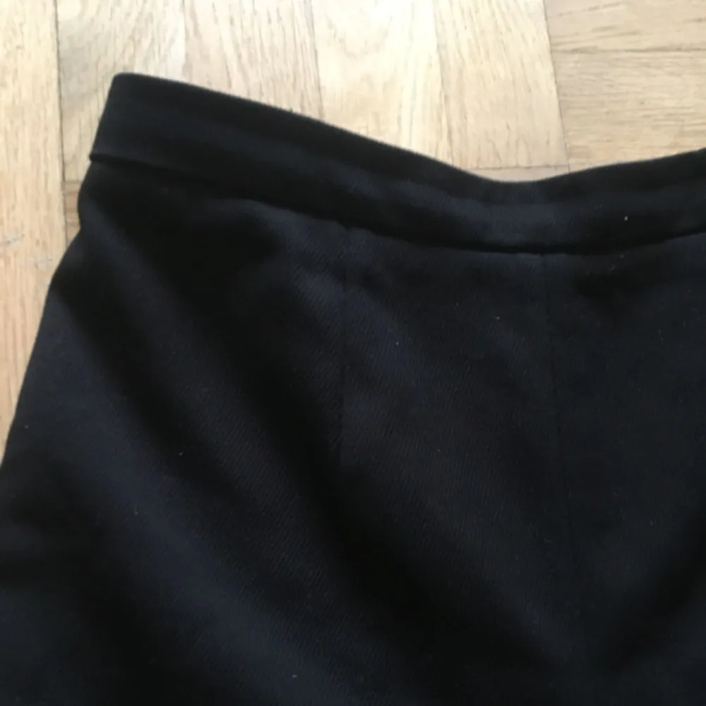 Svarta kostymbyxor, supertighta i midjan men med utsvänga ben, fina till klackar! . Jeans & Byxor.
