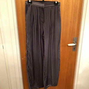  - Högmidjade vida randiga byxor ifrån weekday ✨ Endast använda en gång!